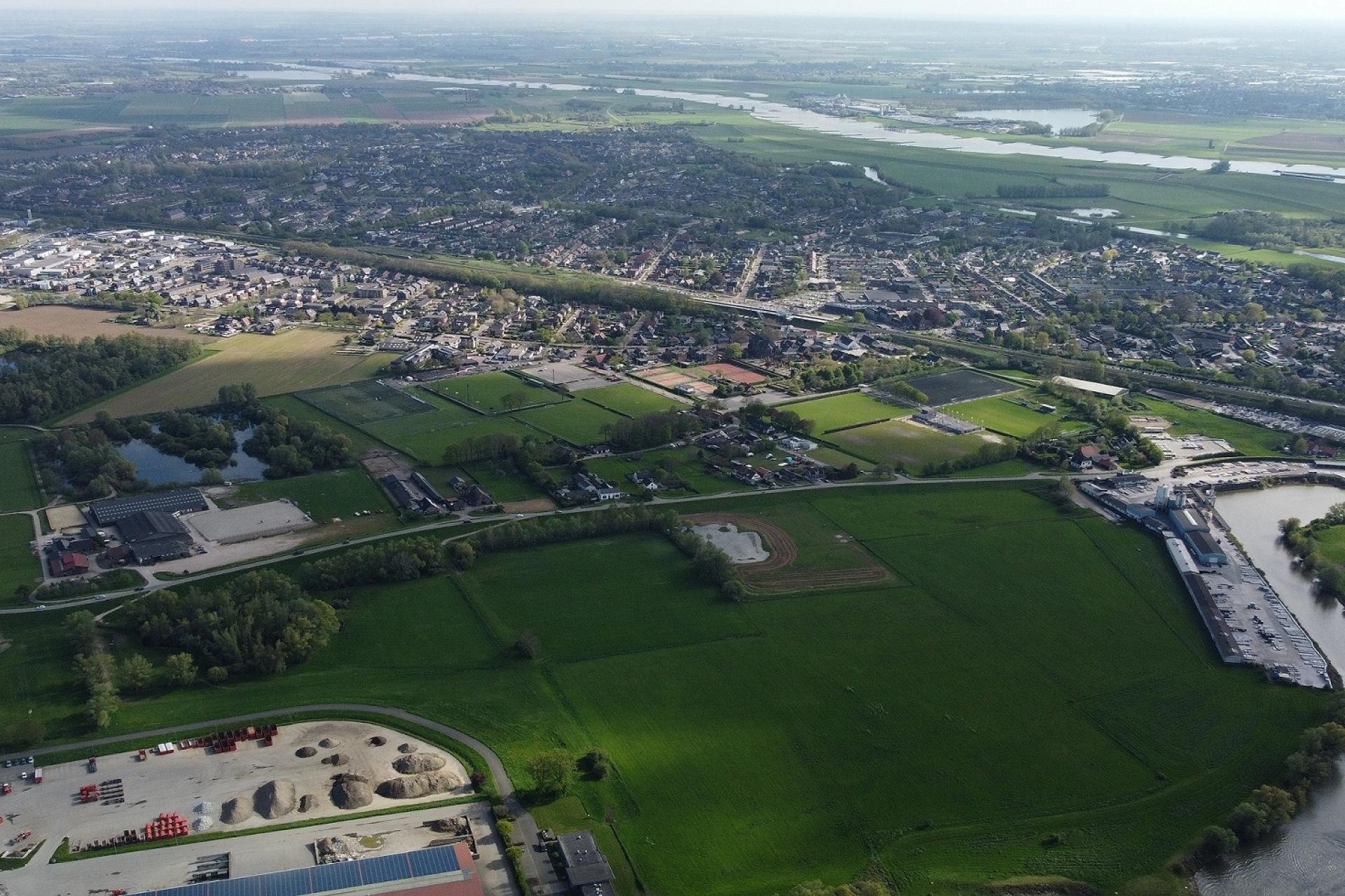 Verkeer, velden en wegen in Westervoort, gezien vanuit de lucht. 